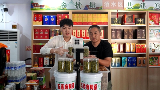 10大配资平台 党建红引领生态绿 金叶情绘就振兴图——山东泰安东平县烟草专卖局（营销部）以高质量党建助力乡村全面振兴